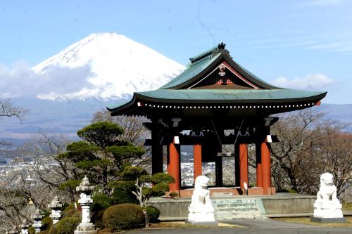 a pagoda with a mountain in the background at Mt Fuji View Villa Fujino Kirameki Fujigotemba in Gotemba