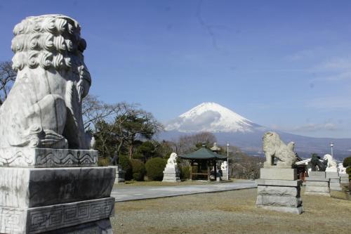 a statue of a lion with a mountain in the background at Mt Fuji View Villa Fujino Kirameki Fujigotemba in Gotemba