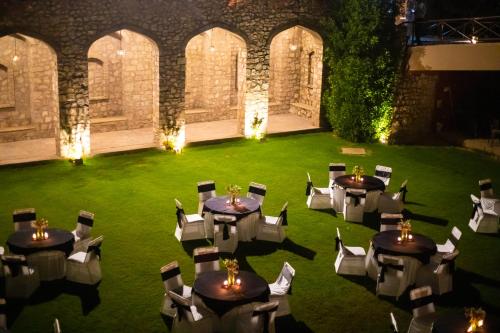 an overhead view of a room with tables and chairs at The Baagh Ananta Elite Ranthambore in Sawāi Mādhopur
