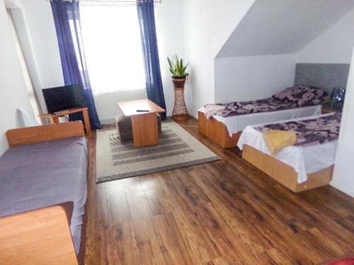 - un salon avec deux lits et un canapé dans l'établissement Motel Anna Serafin, à Radom
