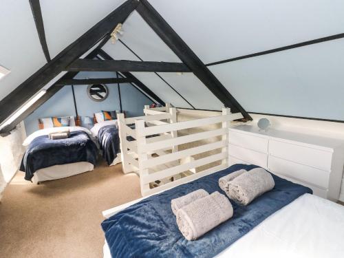 Un pat sau paturi într-o cameră la Sun Rise Cottage