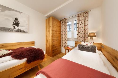 a bedroom with two beds and a window at 5 Sterne Chalet Bergsuite in Oberstaufen