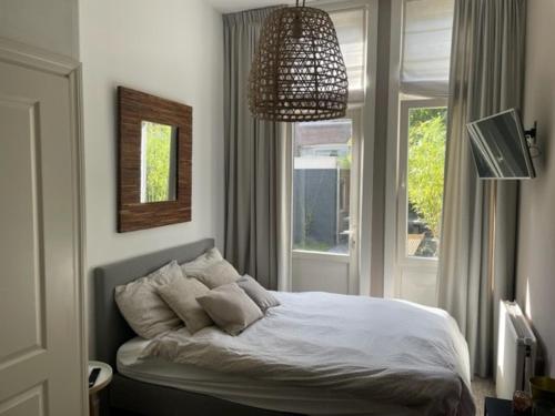 sypialnia z łóżkiem i oknem w obiekcie De Boetz w Hadze