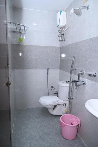 bagno con servizi igienici e lavandino di HOTEL COSTA LAND a Port Blair
