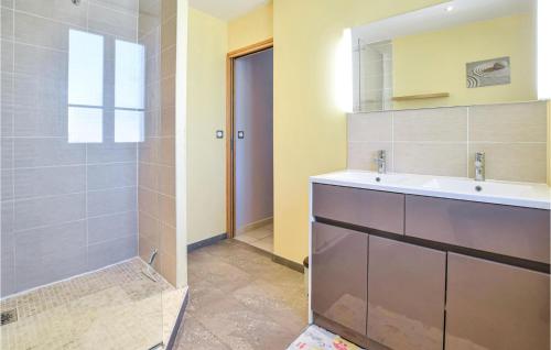 Ένα μπάνιο στο 3 Bedroom Stunning Home In Créances