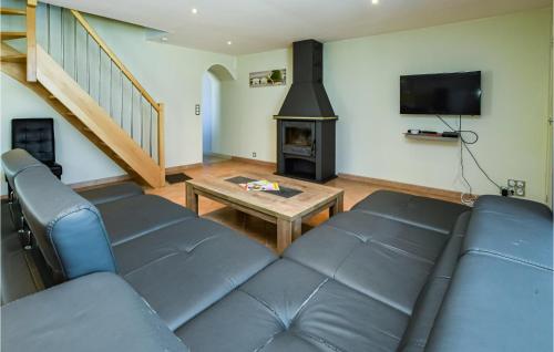 Μια τηλεόραση ή/και κέντρο ψυχαγωγίας στο 3 Bedroom Stunning Home In Créances