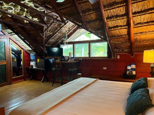 1 dormitorio con 1 cama y escritorio en una habitación en The Diving Lodge Downtown en Puerto Morelos