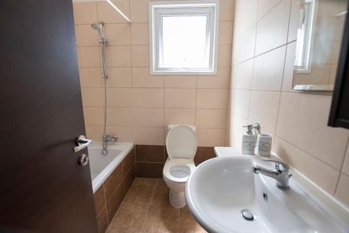 a bathroom with a toilet and a sink and a tub at Glabur Stays - The Master Atelier - Nicosia City, Free Parking & Wifi, Welcomes You!!! in Nicosia
