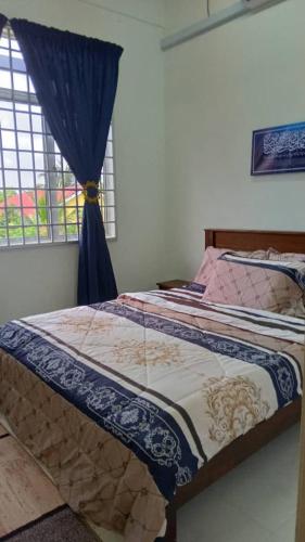 Ένα ή περισσότερα κρεβάτια σε δωμάτιο στο HOMESTAY KAK NAA