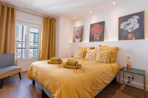 - une chambre avec un grand lit jaune et une fenêtre dans l'établissement Luxury Apt With Balcony On Famous Rue D'antibes! - Kiss Apartment by Halldis, à Cannes