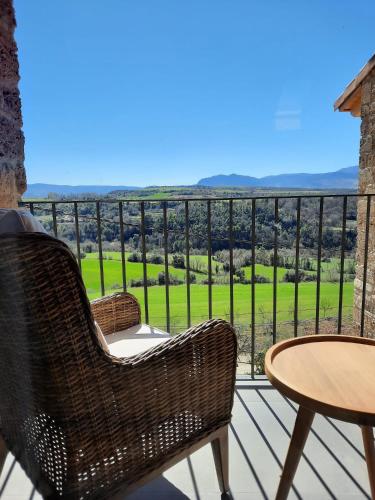 a balcony with a table and chairs and a view at Corral de l'esquirol in Basturs