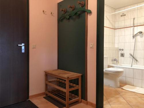 上斯陶芬的住宿－Ferienwohnung Jessen，一间带卫生间和绿门的浴室