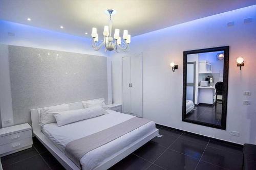 a bedroom with a large bed and a mirror at סוויטות כחול לבן - בקתות וסוויטות מושלמות עם ג'קוזי פרטי ובריכה מחוממת במתחם in Shahar