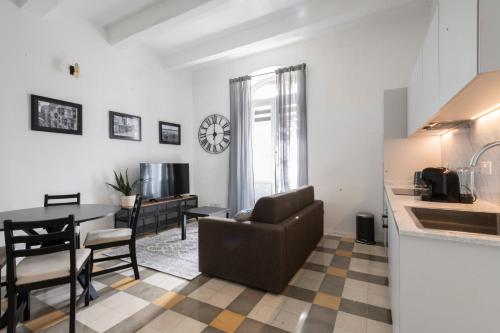 TV a/nebo společenská místnost v ubytování Valletta Collection - Felix Apartments