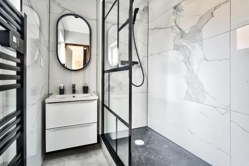 een badkamer met een douche en een wastafel bij Appartement Le Chaleureux Chalon - Hyper-Centre in Chalon-sur-Saône