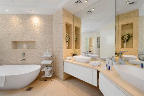Koupelna v ubytování Maison Privee - Ultra-Luxury Villa with Private Pool & Beach on Palm