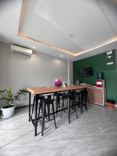 a conference room with a long table and chairs at Sleep Studio Hotel City Center Surabaya in Tembok