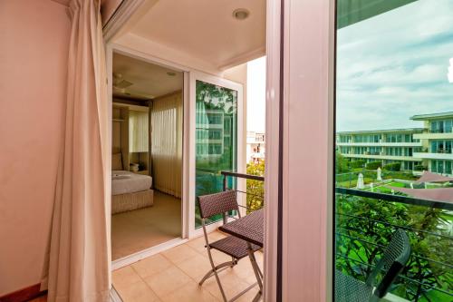 - Balcón con vistas a un dormitorio en Hill Side Karon Kata Beach Condo en Phuket