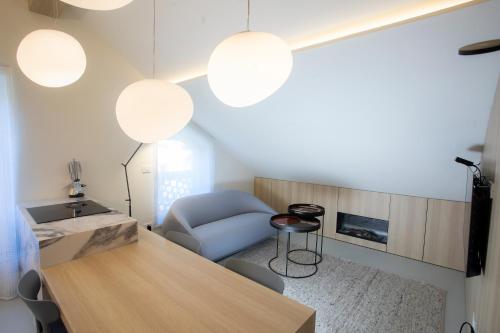 een woonkamer met een tafel en een blauwe stoel bij Studio Vilawin and apartment Snowflake Kranjska Gora in Kranjska Gora