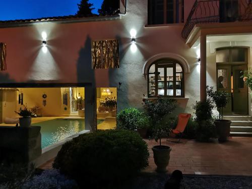 une maison avec piscine la nuit dans l'établissement Bastide du château, à Montfaucon