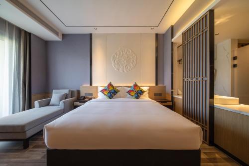 En eller flere senge i et værelse på Ramada Guilin Yangshuo Resort