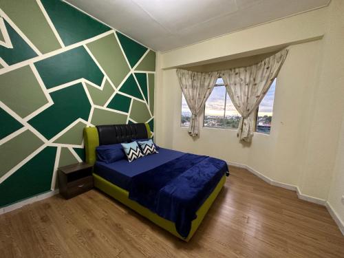 1 dormitorio con 1 cama y un mural en la pared en Family apartment in Tawau Town, en Tawau