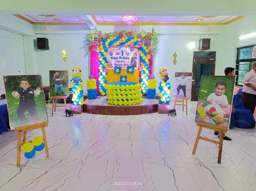 una fiesta de cumpleaños con un pastel de cumpleaños en una habitación en Shree Ji Palace, en Deopura