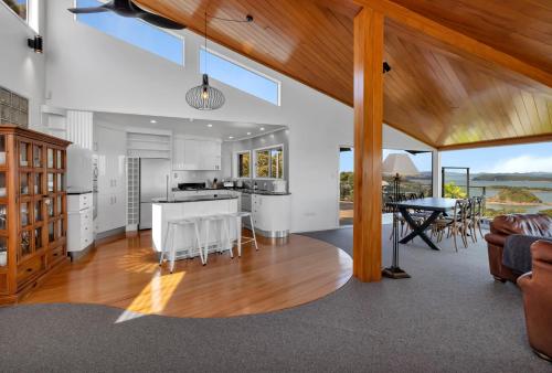 Η κουζίνα ή μικρή κουζίνα στο Double Bay Hideaway - Kerikeri Holiday Home