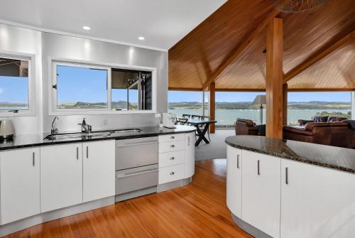 Η κουζίνα ή μικρή κουζίνα στο Double Bay Hideaway - Kerikeri Holiday Home