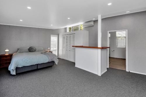 Η κουζίνα ή μικρή κουζίνα στο Double Bay Hideaway - Kerikeri Holiday Home