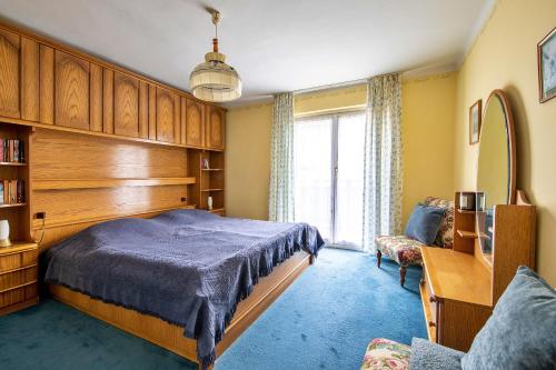 ein Schlafzimmer mit einem Bett, einem Stuhl und einem Fenster in der Unterkunft Finest Retreats - Haus Sophie in Schladming
