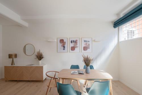 a dining room with a table and blue chairs at Noah Charme in Rome