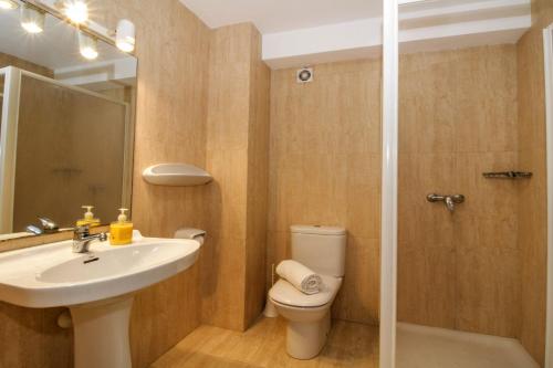カラ・ボナにあるDúplex Voramar MHM Seafrontのバスルーム(洗面台、トイレ、シャワー付)