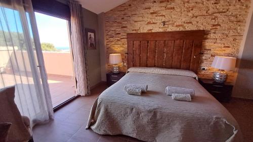 カルプにあるCasa NeGoの枕が2つ置かれたベッドのある寝室