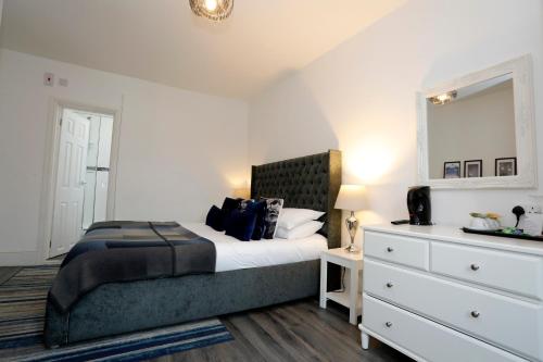1 dormitorio con 1 cama grande y vestidor en Bexley Village Hotel, en Bexley