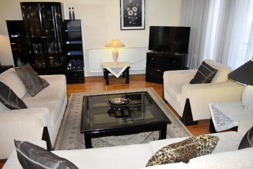 a living room with couches and a coffee table at Central Apartment Next To The River in Tríkala