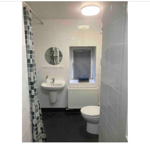 uma casa de banho com um lavatório, um WC e um lavatório. em Kasama Holiday Lets between Glasgow and Edinburgh em Kirk of Shotts