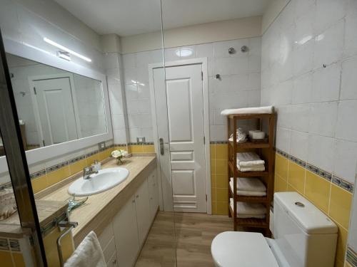 bagno con lavandino, servizi igienici e specchio di La Quinta Paradise a Santa Úrsula
