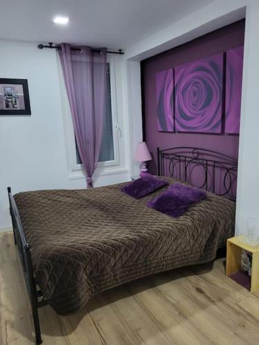 une chambre avec un lit avec un mur violet dans l'établissement Villa la Murenne, à Argelès-sur-Mer