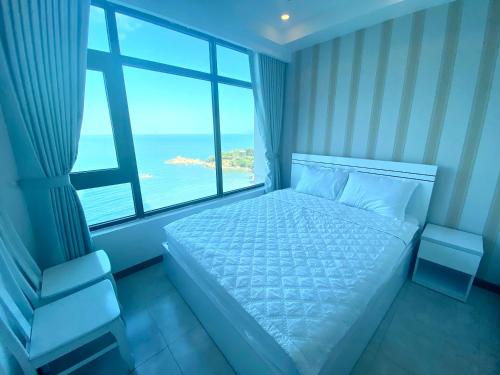 um quarto com uma cama e vista para o oceano em Căn Hộ 3 phòng ngủ View Biển em Nha Trang