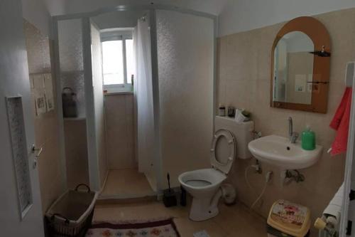 uma casa de banho com um WC e um lavatório em Experience the thrill at the border in Bethlehem em Belém