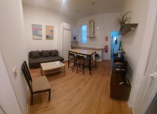 een woonkamer met een bank en een tafel bij Apartamento Roco in Madrid
