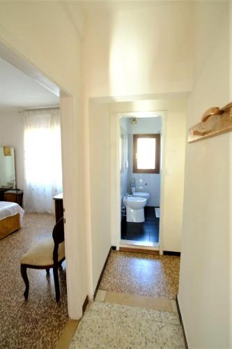a bathroom with a sink and a toilet in a room at Dimora LUCILLA in Ponti Sul Mincio