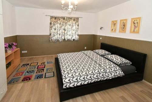Apartment Welcome في Karaburma: غرفة نوم بسرير ونافذة
