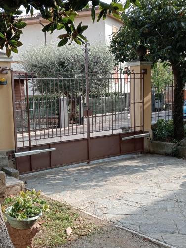 a fence with benches in front of a building at Dimora LUCILLA in Ponti Sul Mincio