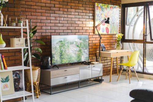倫邦的住宿－Amarillo Lembang，客厅,橱柜上放有电视