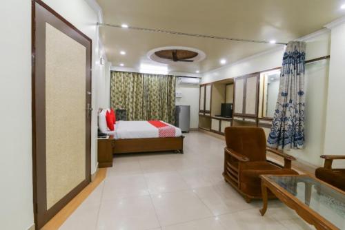 a hotel room with a bed and a living room at Hotel Kanha Classic, Kanpur in Kānpur
