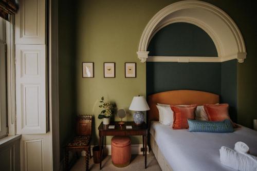 una camera da letto con un letto ad arco sopra di esso di Spacious, Luxury home nr Cartmel & Lake Windermere a Grange Over Sands