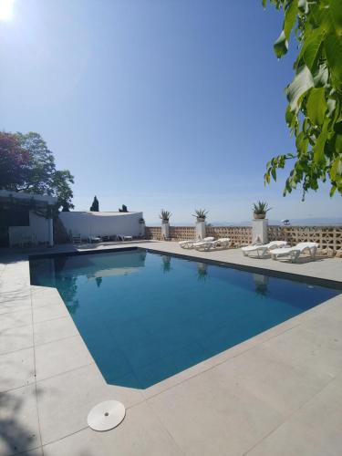 una piscina con vistas al océano en Green Peaks B&B Country House Alojamiento Rural, en Granada