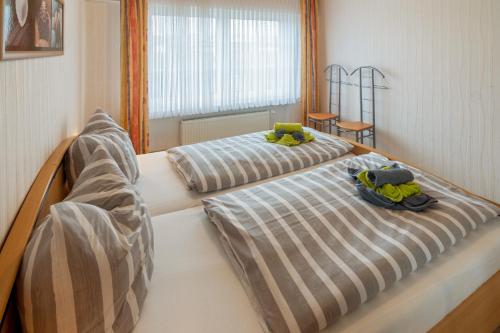 2 Betten in einem Zimmer mit 2 in der Unterkunft Ferienhaus Seeschwalbe in Norddeich
